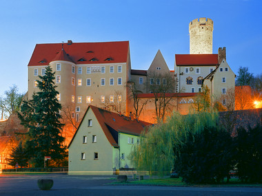 Blick auf die Burg Gnandstein bei Einbruch der Dunkelheit